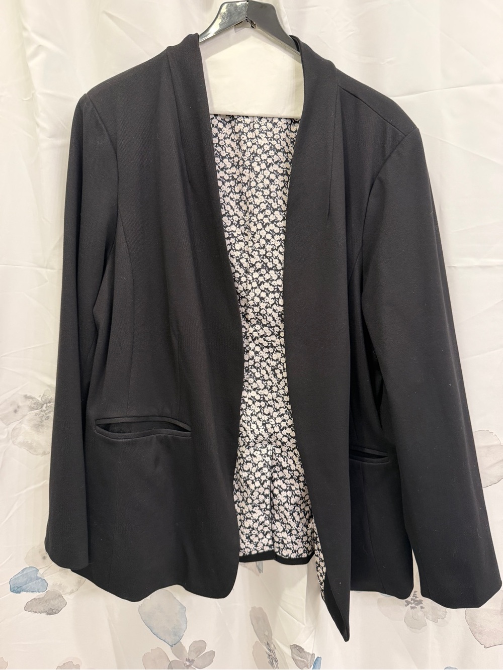 Skies Are Blue Black Open-Front Blazer with Floral Lining